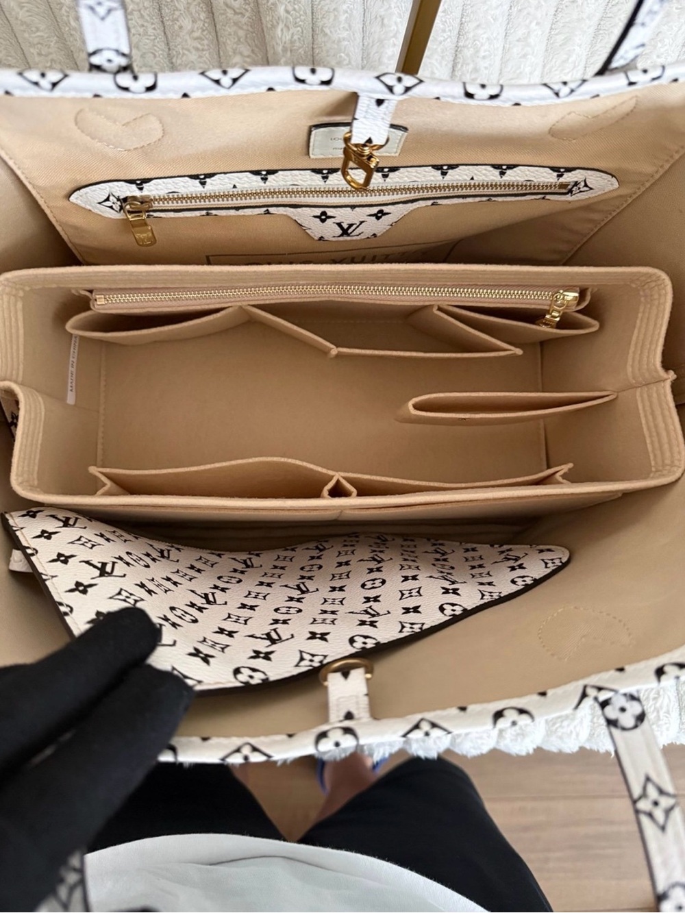 Louis Vuitton Olive Green and White Monogram Large Tote with White Pouch - Picture 12 of 15